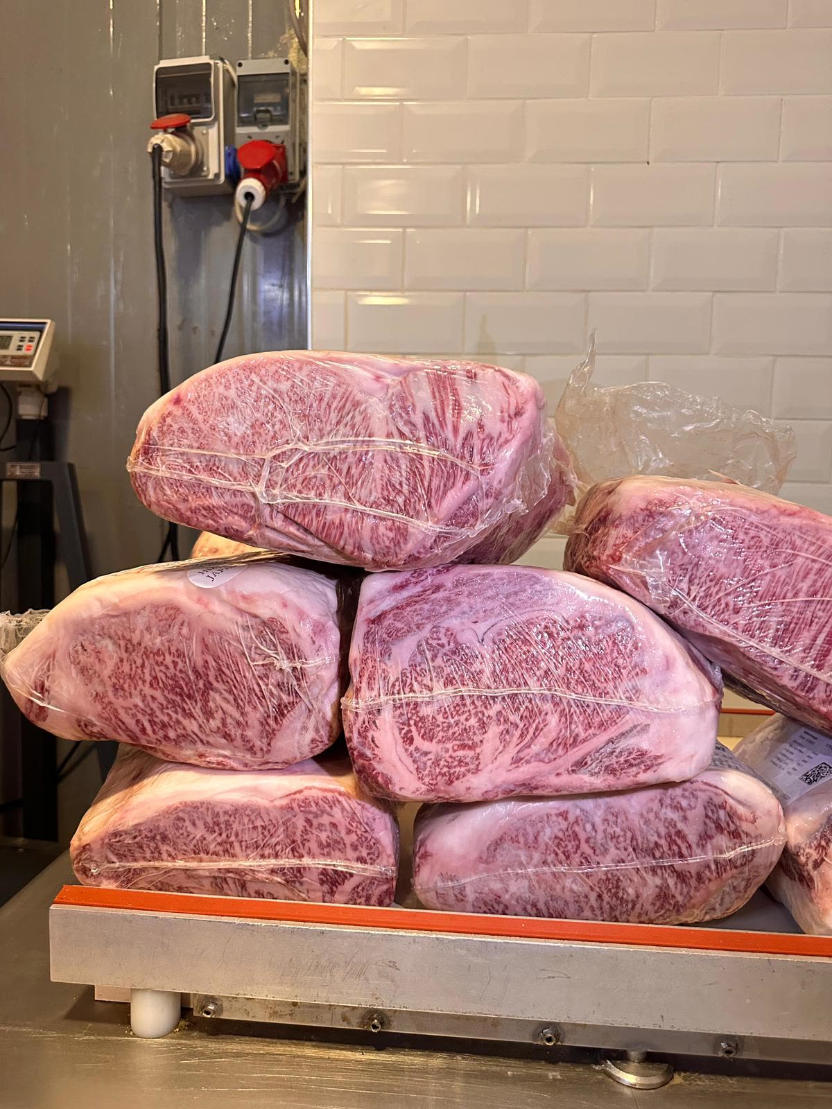 Soğuk hava deposunda istiflenmiş orijinal Japon Wagyu kesimleri