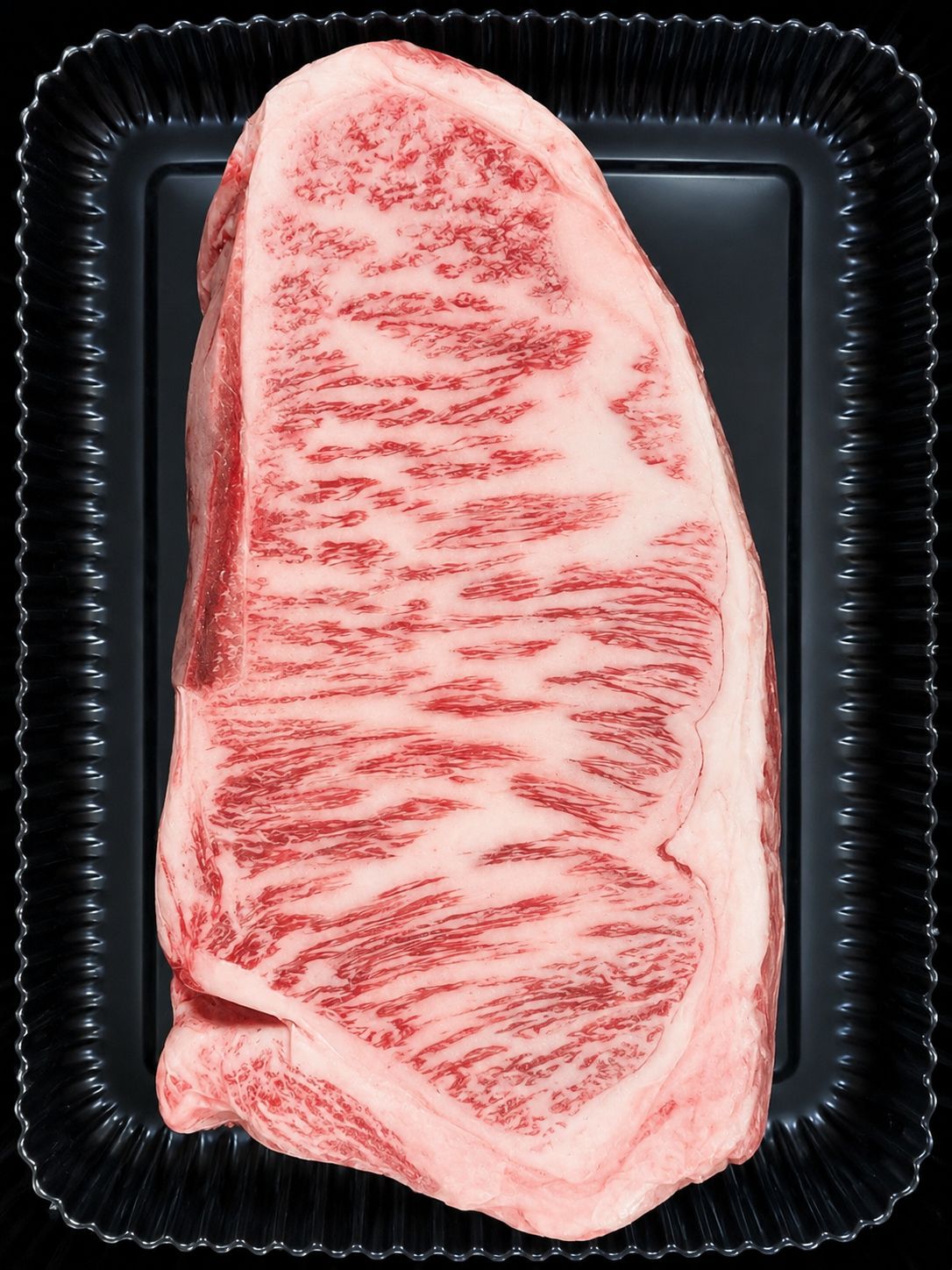 A5 Japon Wagyu striploin kesitinde yoğun mermerleşme deseni