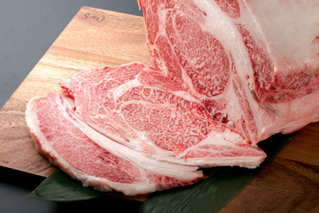 A5 Wagyu ribeye blok ve dilimleri, kesit yüzeyinde yoğun mermerleşme