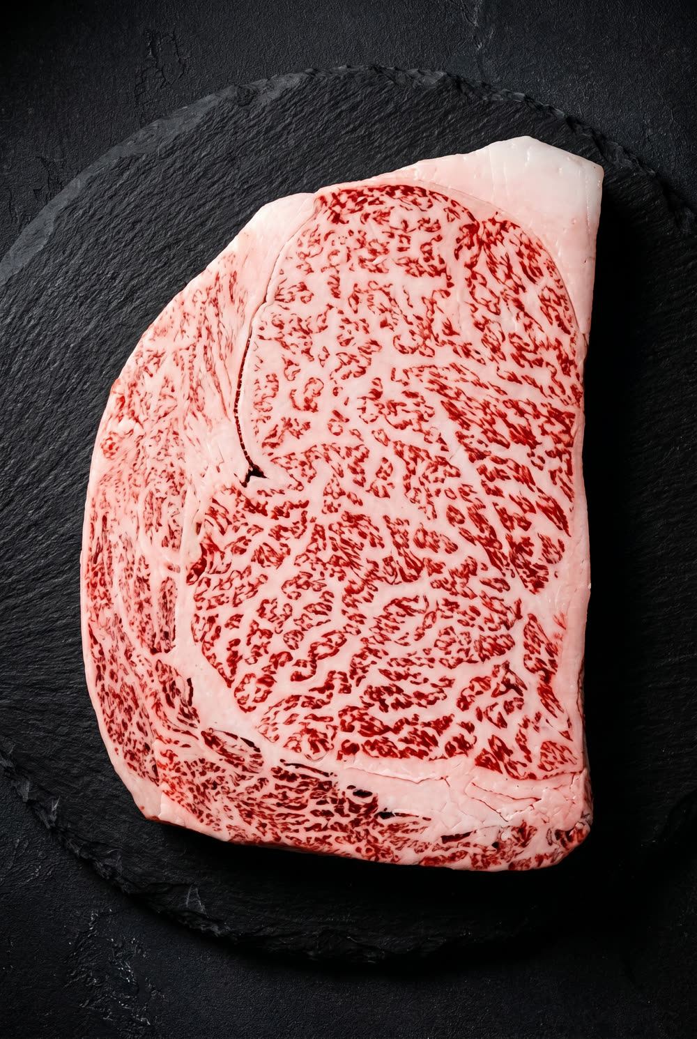 Wagyu A5 Ribeye, kemikli kesim, yoğun mermerleşme detayı