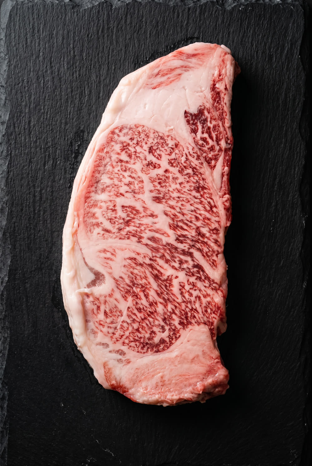 Wagyu A5 Striploin steak, yoğun mermerleşme, premium kesim