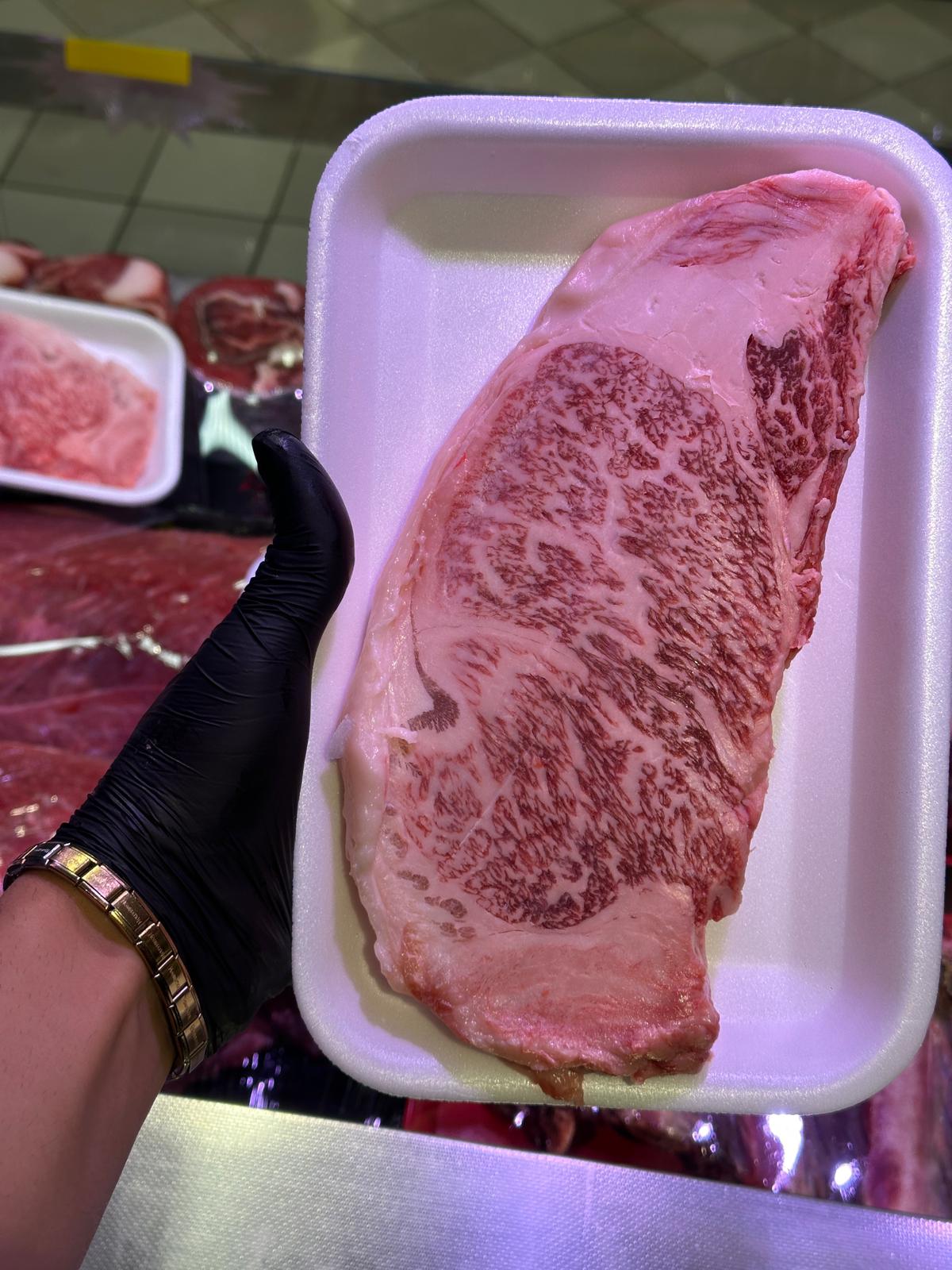 Doğru çözdürülmüş taze görünümlü Wagyu ribeye steak